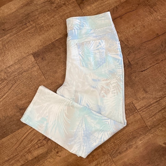Westbound white, light blue, light green and tan palm tree design capris Size 18